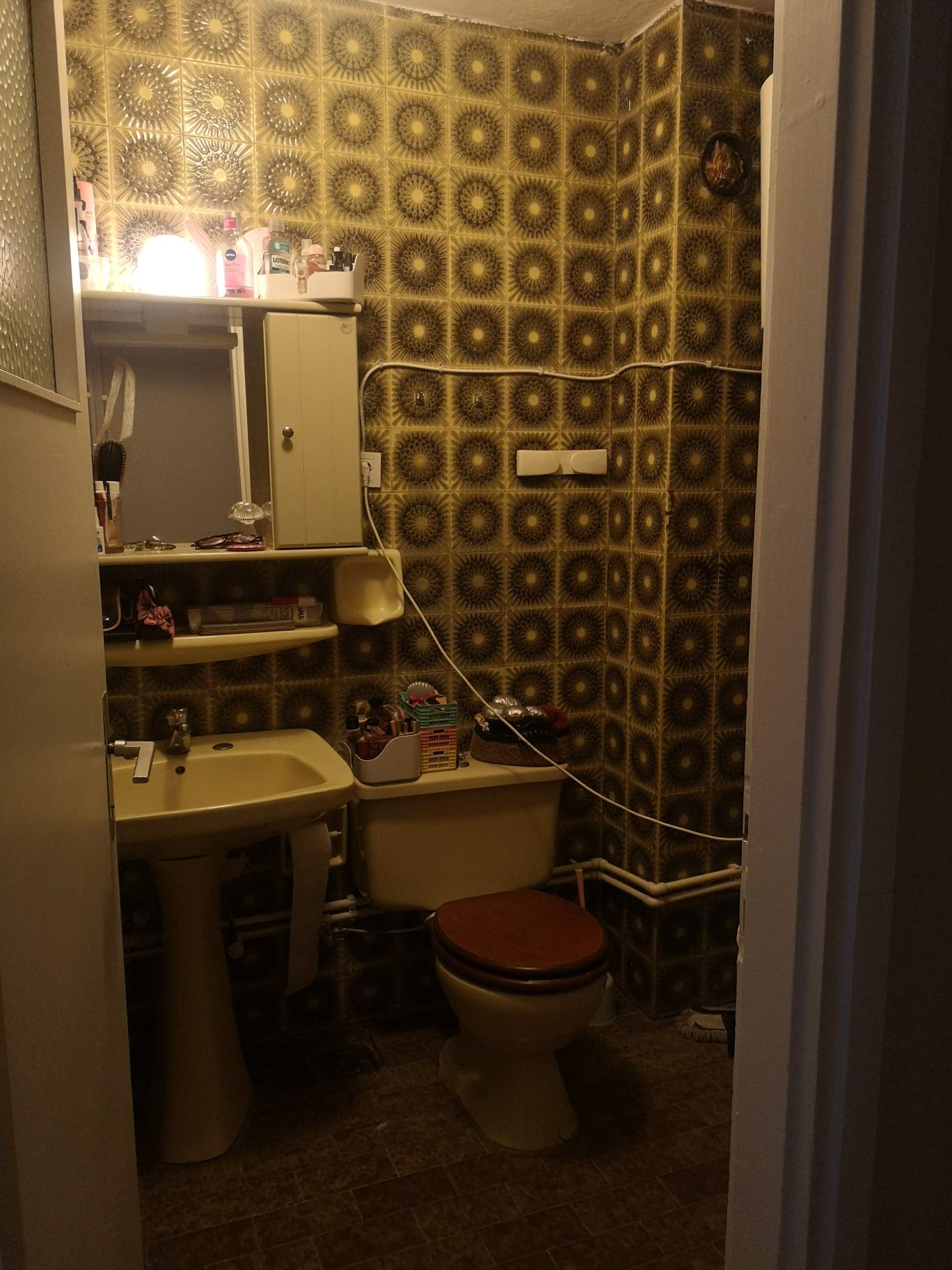 Kadıköy kiralık oda – Kadıköy Söğütlüçeşme metrobüse çok yakın geniş güneş görev oda