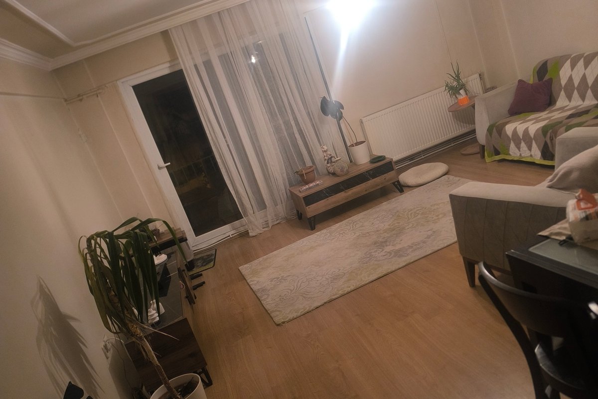 Karşıyaka kiralık oda – Hayvansever kadın ev arkadaşı arıyorum. Ksk ve Bostanlı iskeleye, izban ve tramvaya yürüme mesafesi.