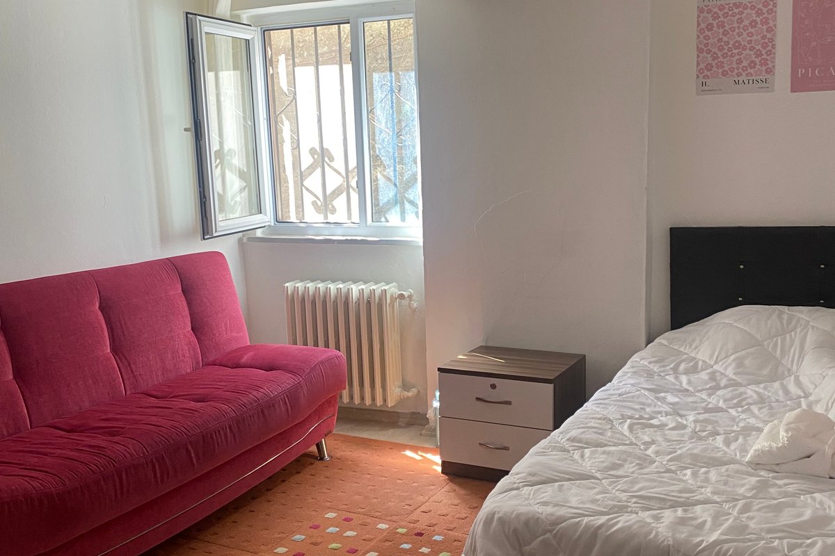Şişli kiralık oda – Osmanbey metroya ve otobüs duraklarına 7 dk mesafede Cevahir Avmye 10dk uzaklıktadır