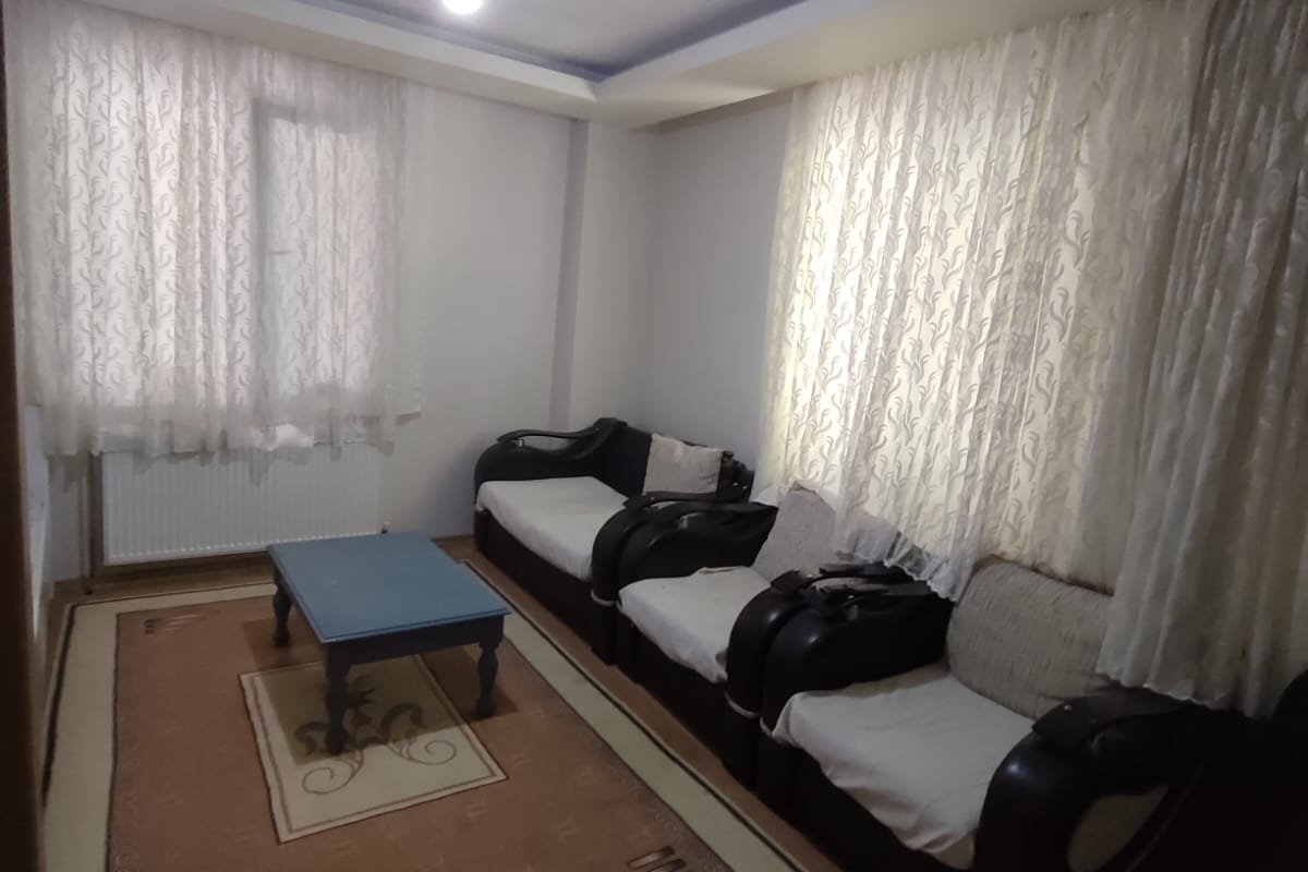 Güngören kiralık oda – Güngören Güneştepe mahallesinde 2+1 temiz eşyalı evime arkadaşı arayışın vardır. Sadece erkek