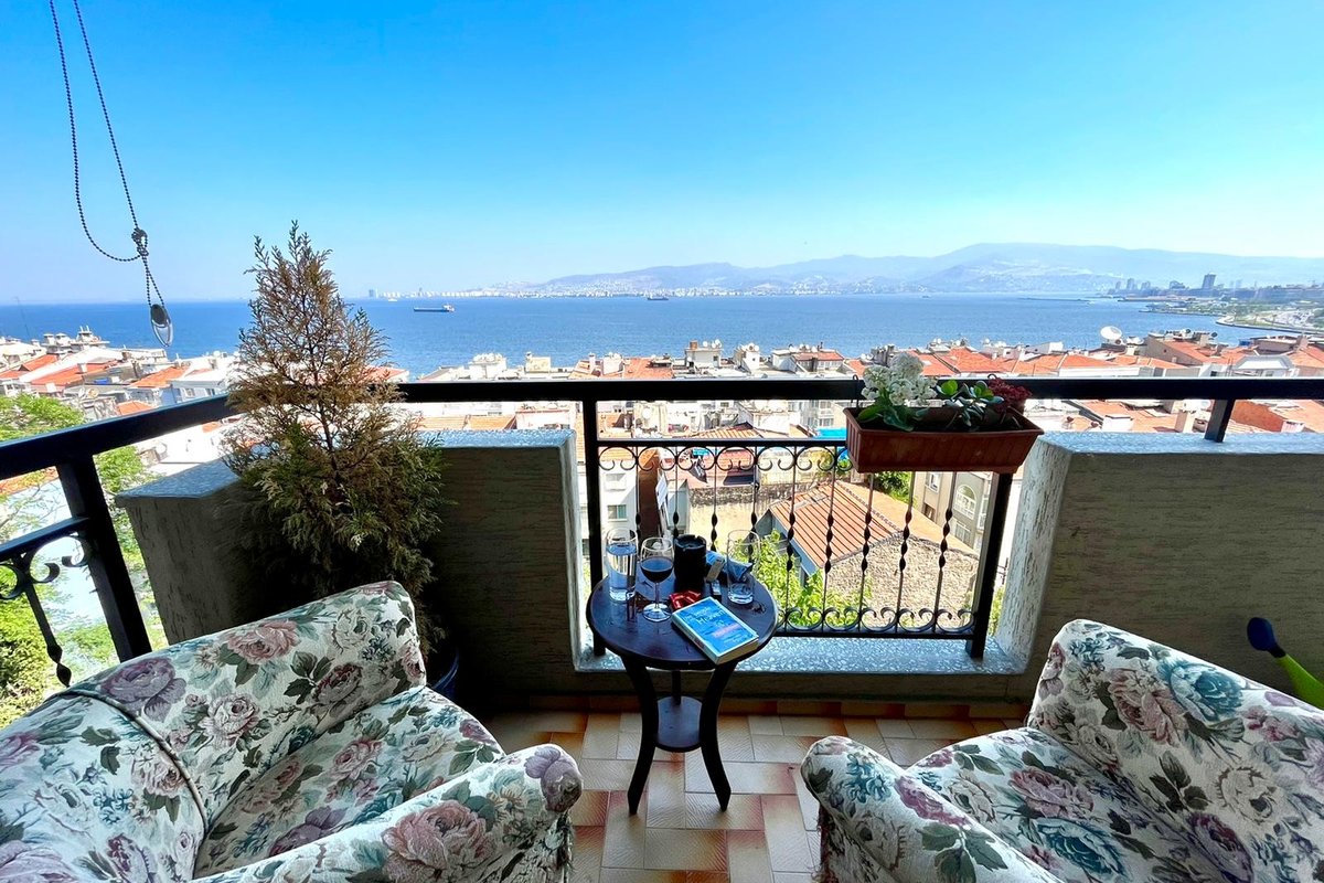 Konak kiralık oda – Önemli Bilgi!!! Kira bu ay artacak , gelen arkadaş 12 ay boyunca aynı kiradan oturacak!!! Karataş tarihi asansörde full deniz manzaralı kiralık