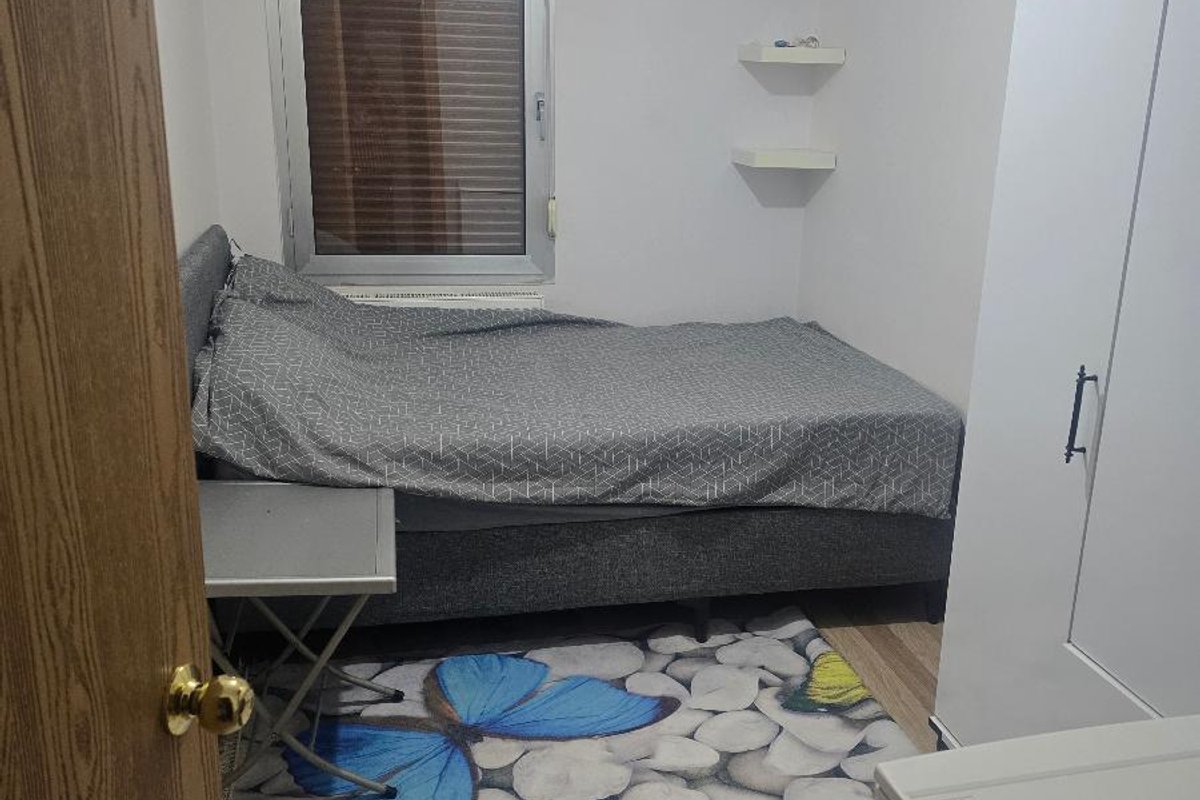 Bayraklı kiralık oda – Bayraklı site içinde