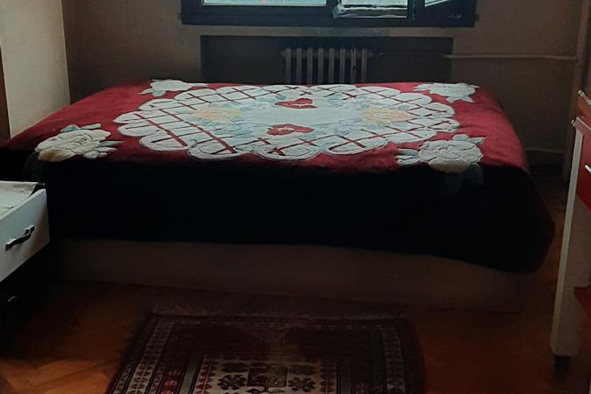 Kadıköy kiralık oda – Kazazkerde esyali oda metroya 5 dk mesafede minubuse 2 dk caddenin bir paralel arkasinda  yakinkonum
