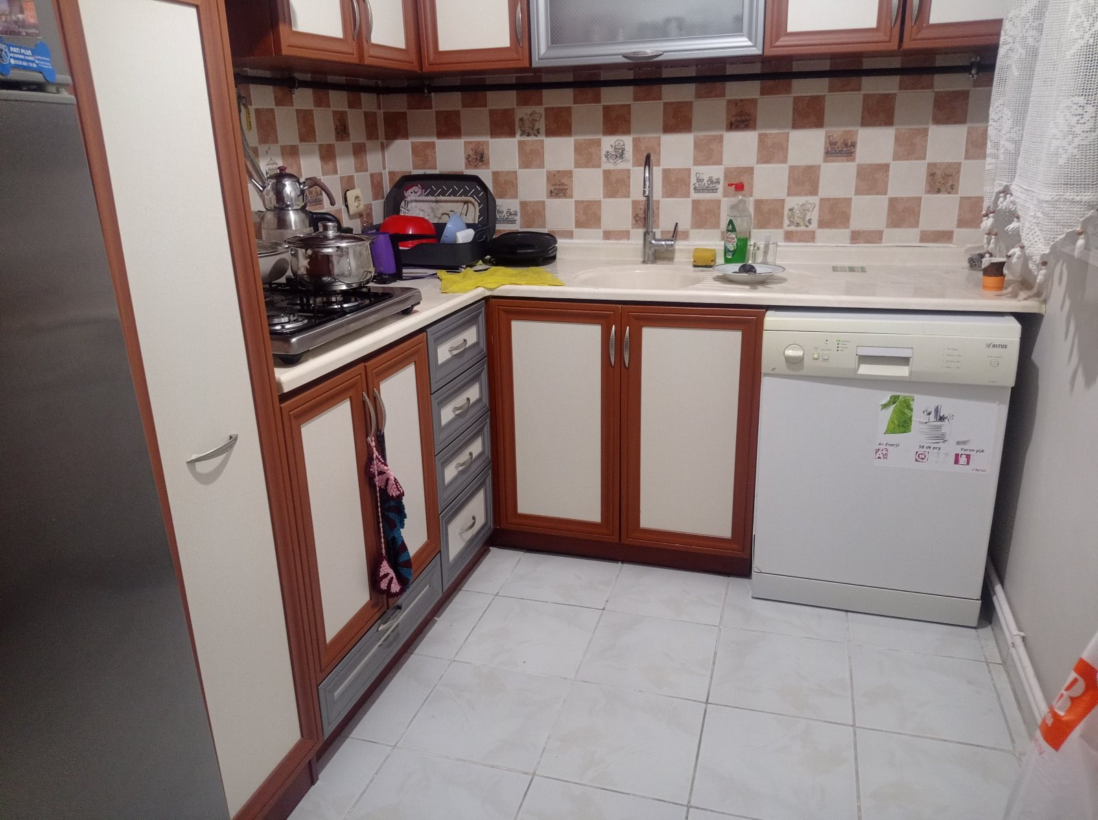 Karşıyaka kiralık oda – Karşıyaka Bahriye Üçok Bulvarı'nda Nezih binada 4+1evimde1+1 balkonlu odam kiralıktırSadece KİZ OGRENCİYE.