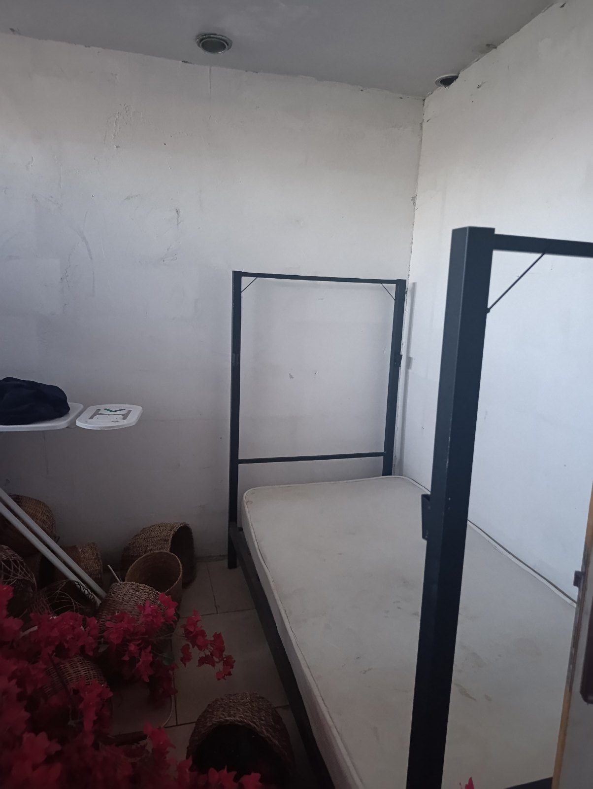 Çeşme kiralık oda – İzmir sifnede bir oda var kalmak isteyen ulaşsın kadın erkek farketmez