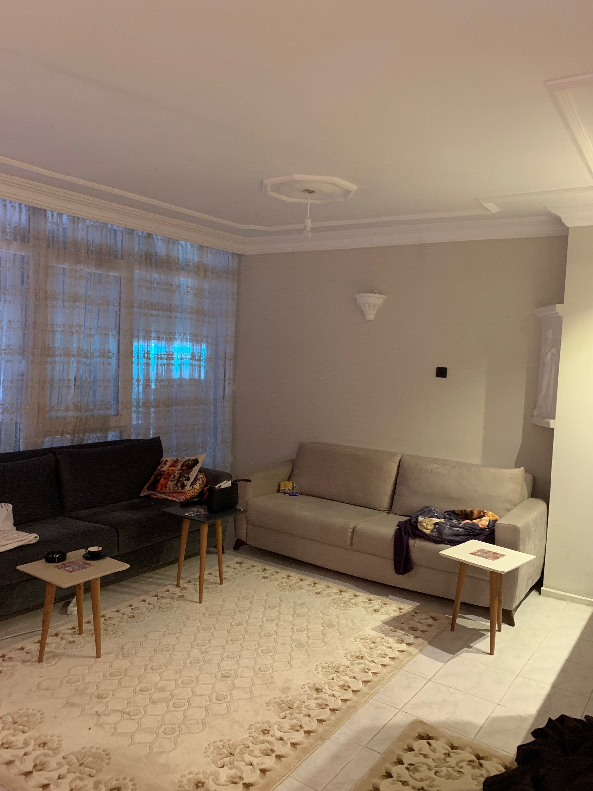 Karşıyaka kiralık oda – Karşıyaka Çarşının girişinde İzbanın karşısında eşyalı geniş ve ferah oda