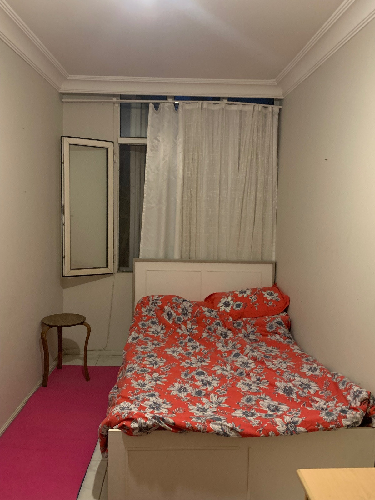 Karşıyaka kiralık oda – Karşıyaka Çarşının girişinde İzbanın karşısında eşyalı geniş ve ferah oda