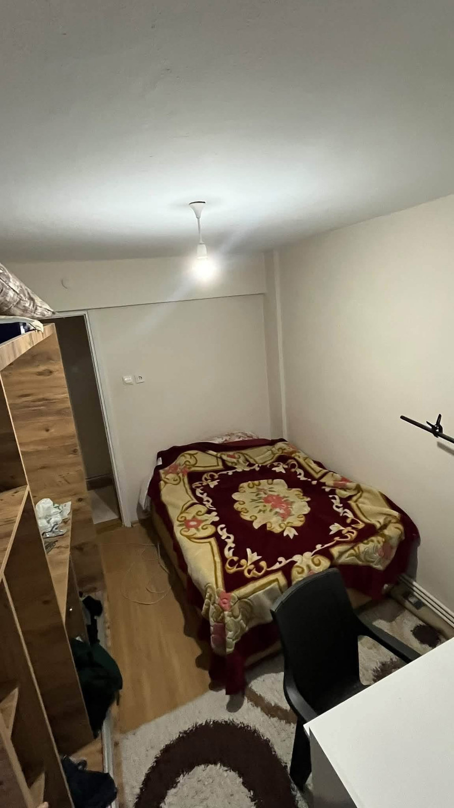 Karabağlar kiralık oda – Odanın içinde yatak ve dolap vardır aydın ve ferah oda